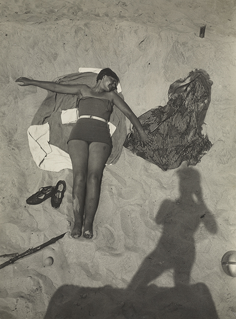On the Beach, about 1929, T. Lux Feininger, gelatin silver print. The J. Paul Getty Museum. © Estate of T. Lux Feininger