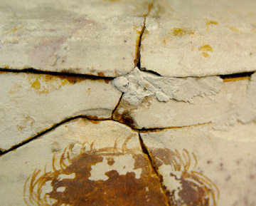Exterior view of cracks in the lekythos before conservation
