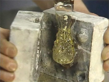 Removing glass from a pineapple-shaped mold