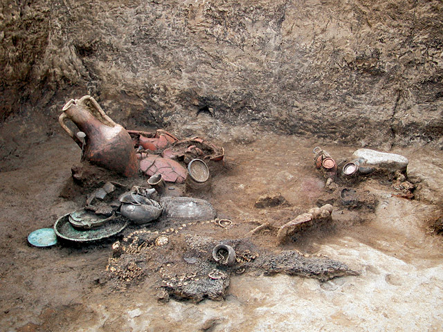 Grave 24 during excavation in 2004