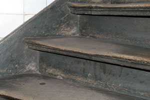 Wear and tear on the 17th century stairs (photo: F. Boersma)