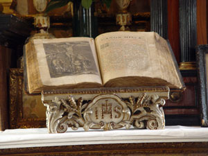 Bible on the altar (photo: B. Ankersmit)