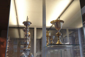Chalice in the showcase on the first gallery, showing displacement of the cover (photo: P. Ryan)