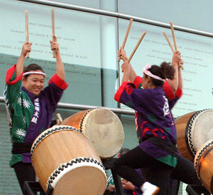Kinnara performs taiko drumming at the Getty Center