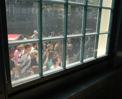 Visitors outside, waiting to enter the museum (photo: F. Boersma)