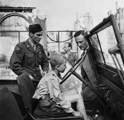 Montgomery Clift, Ivan Jandl, and Fred Zinnemann on the set of 