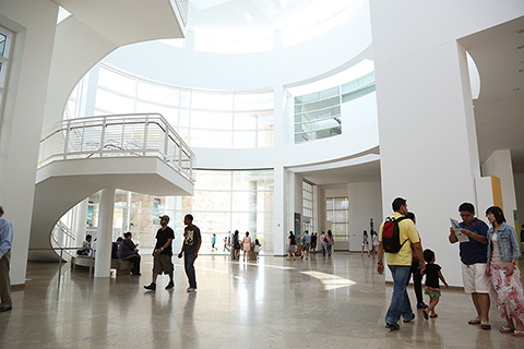 Exterior walls of glass allow sunshine to illuminate the interior of the Museum Entrance Hall. In the Museum Entrance Hall, exterior walls of glass allow sunshine to illuminate the interiors.